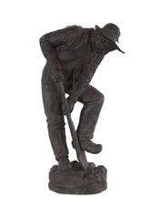 Sculpture figurative d'un ouvrier avec une pelle