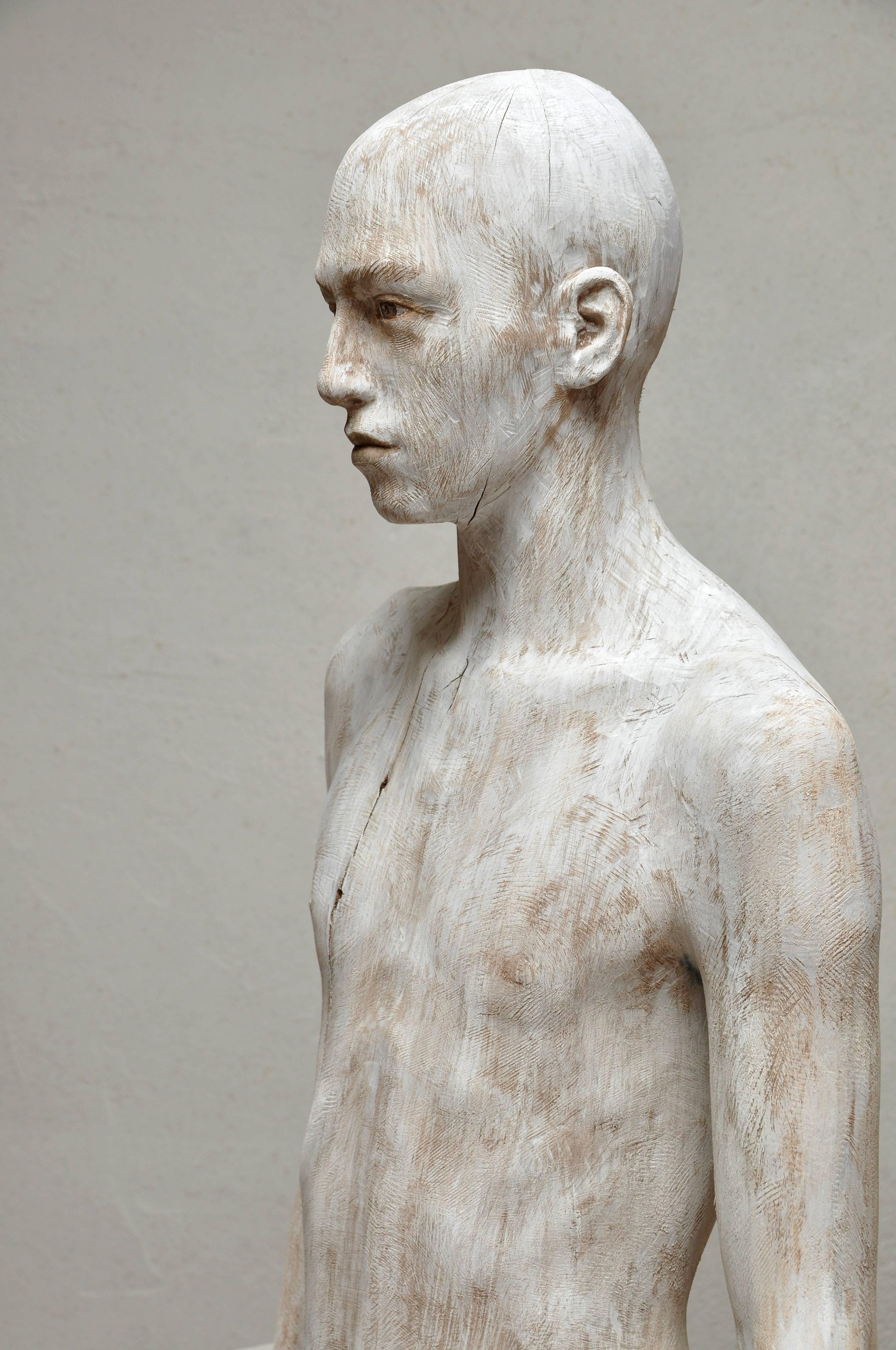 Gerry - Marron Figurative Sculpture par Bruno Walpoth