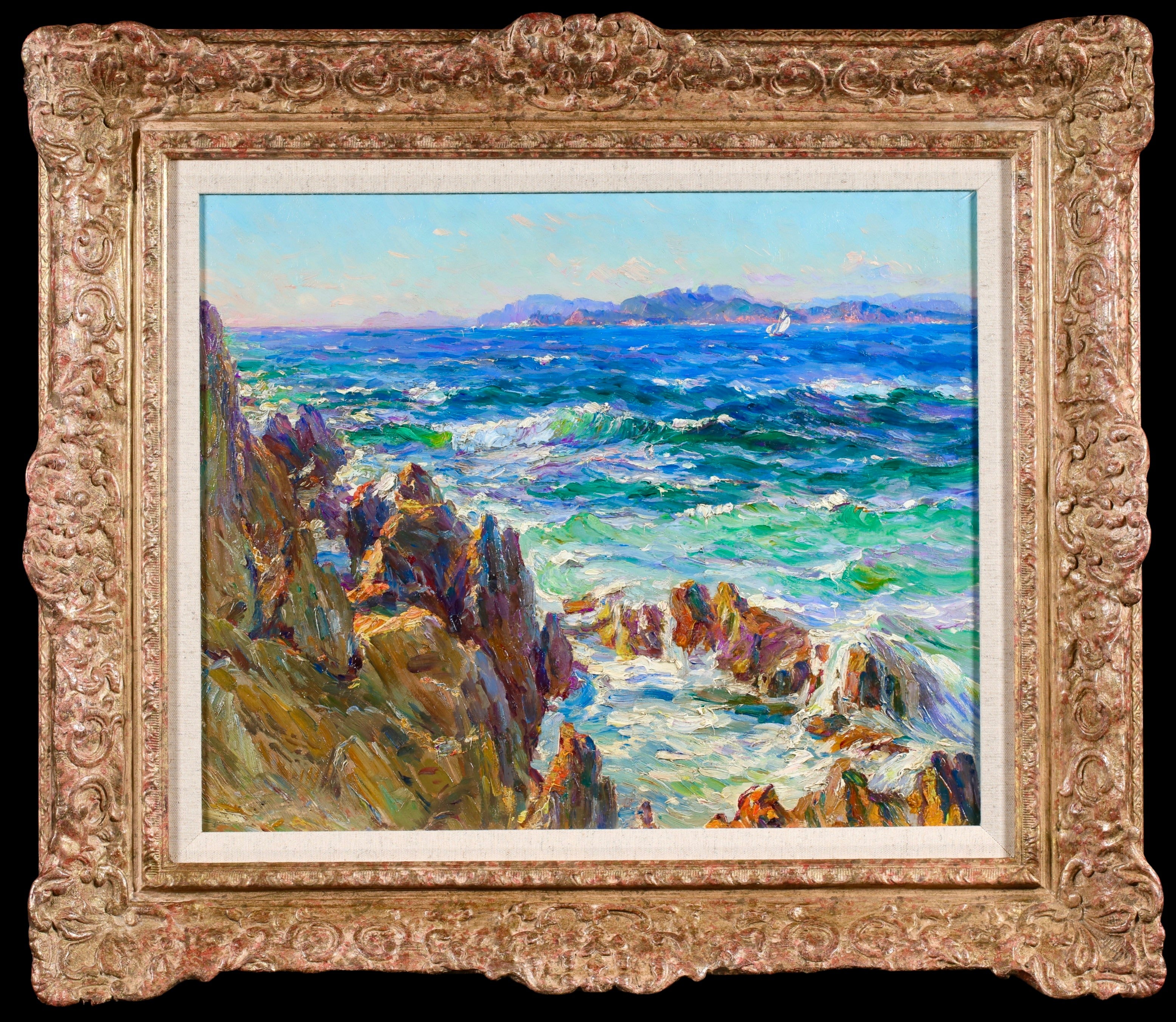 Paysage à l'huile sur panneau vers 1920 par le peintre post impressionniste français Adolphe Louis Gaussen. Cette œuvre représente une vue d'un littoral rocheux du sud de la France, avec en arrière-plan les vagues bleu vif et vertes de l'océan. On