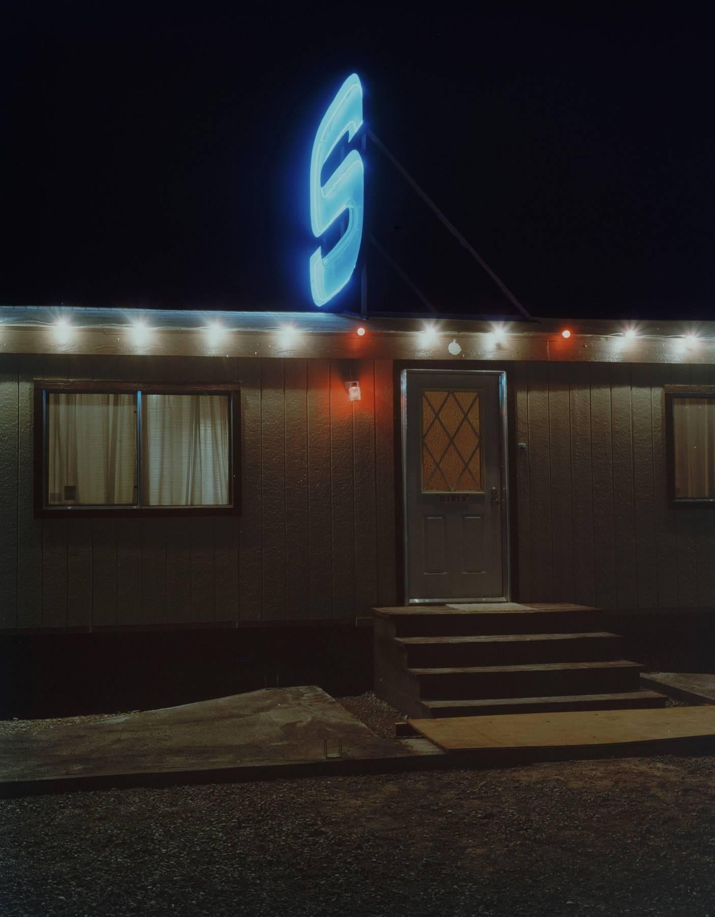 Landscape Print Timothy Hursley - Sheri
s Ranch, Pahrump, Nevada, photo de transfert documentaire en teinture, édition limitée