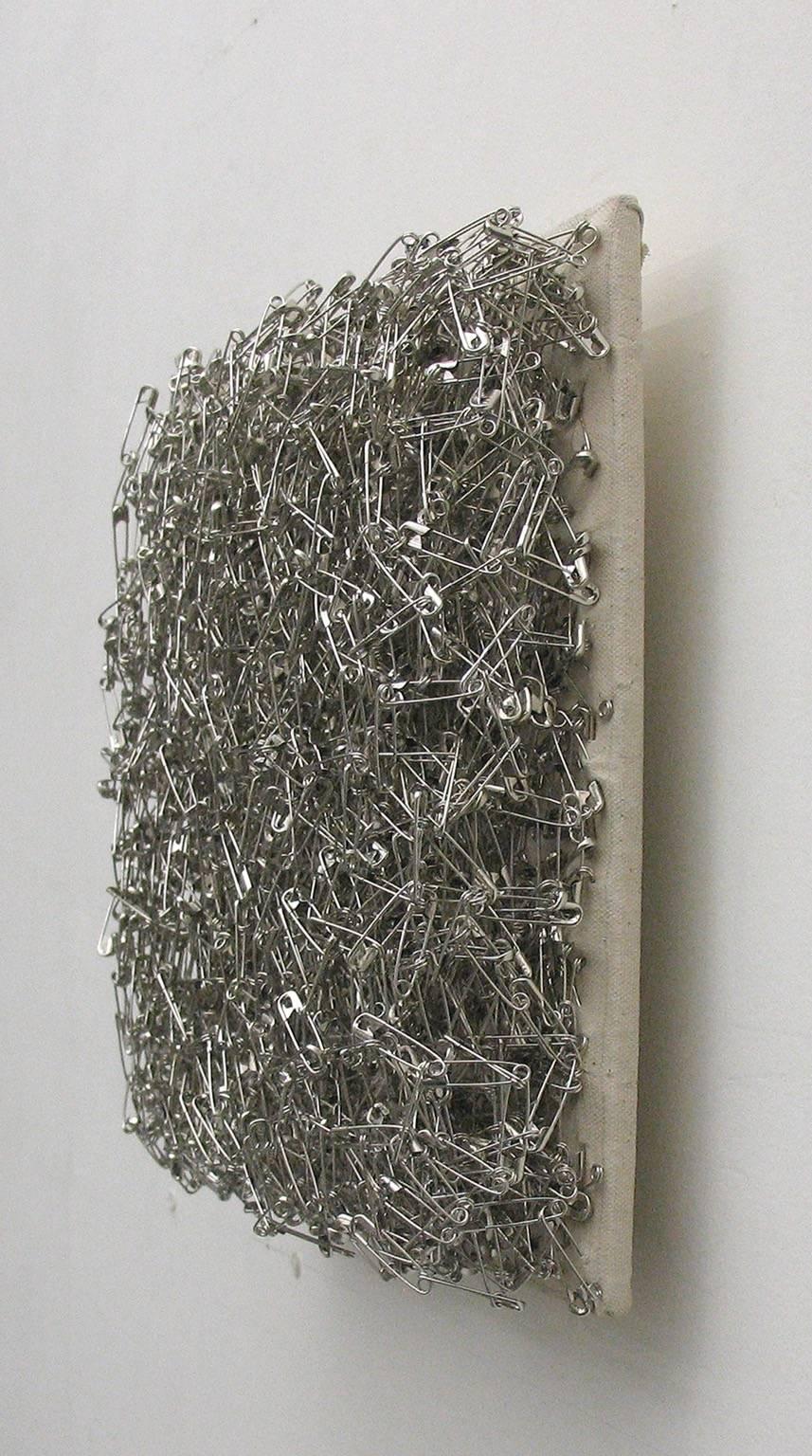 Tamiko Kawata, Quadratische Unendlichkeit, Abstrakte vernickelte Sicherheitsnadelskulptur 1