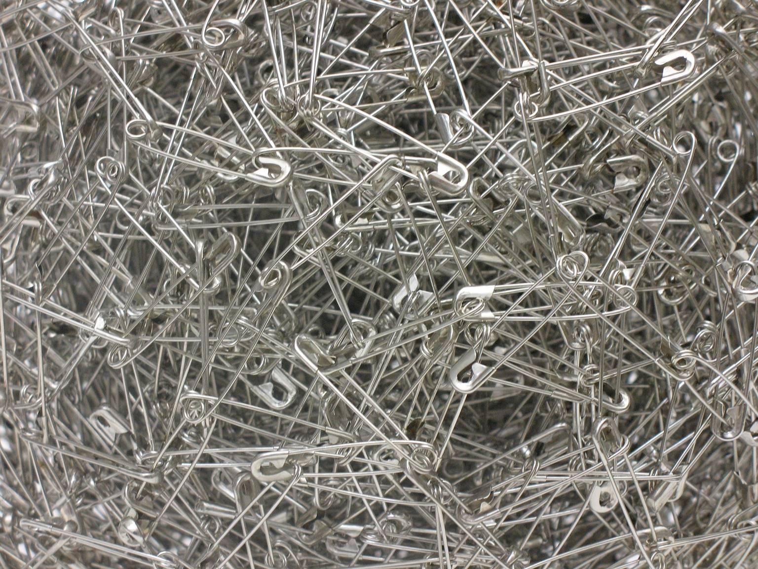 Tamiko Kawata, Quadratische Unendlichkeit, Abstrakte vernickelte Sicherheitsnadelskulptur 2