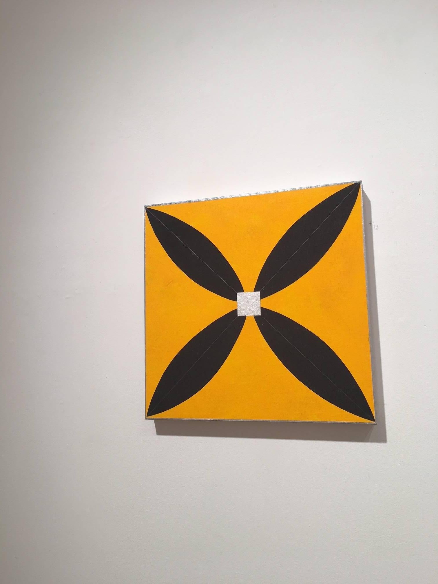Star M2, gelbes geometrisches abstraktes flashe-Gemälde auf Leinen auf Karton – Painting von Mary Judge