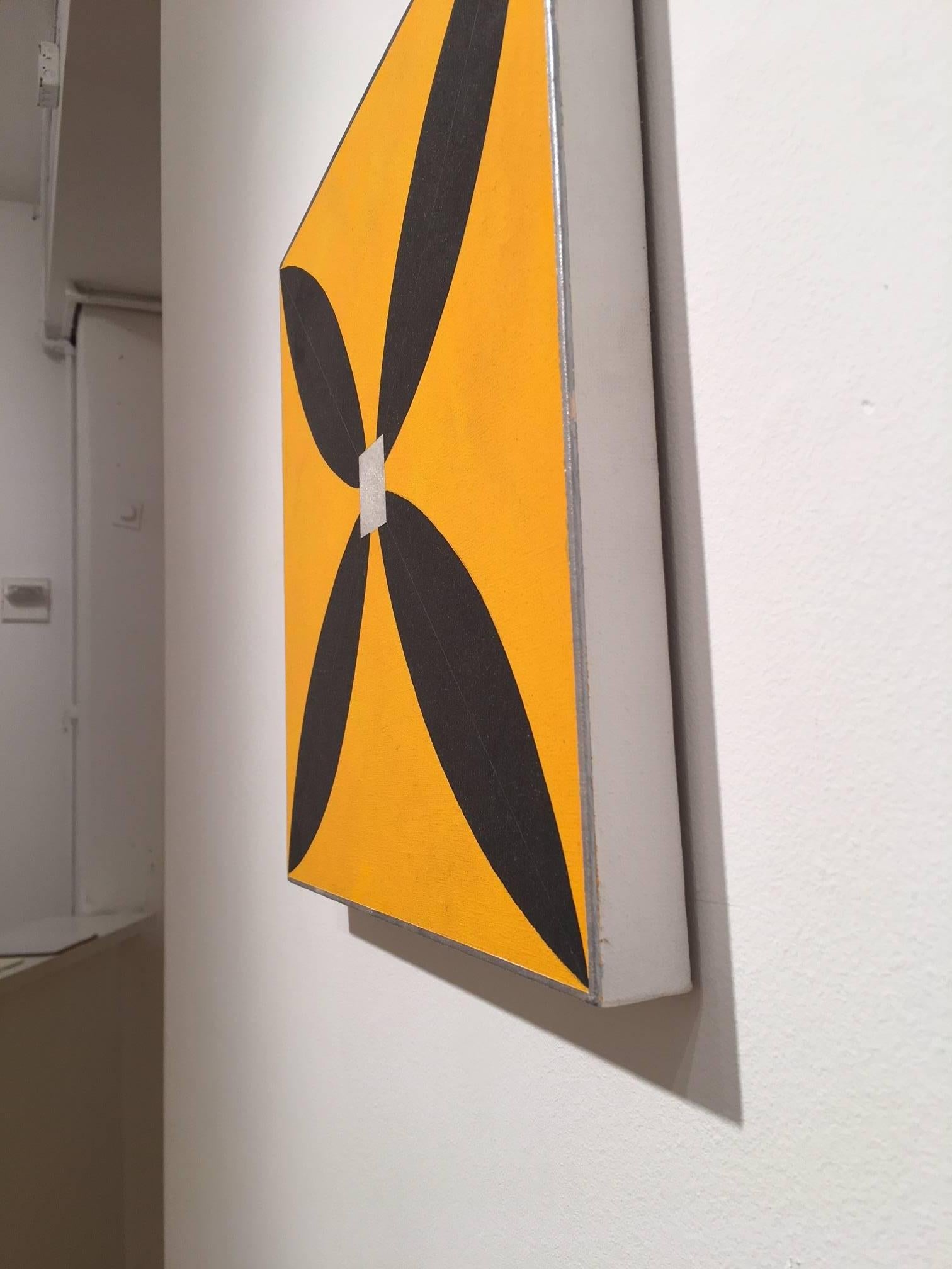 Star M2, gelbes geometrisches abstraktes flashe-Gemälde auf Leinen auf Karton (Post-Minimalismus), Painting, von Mary Judge