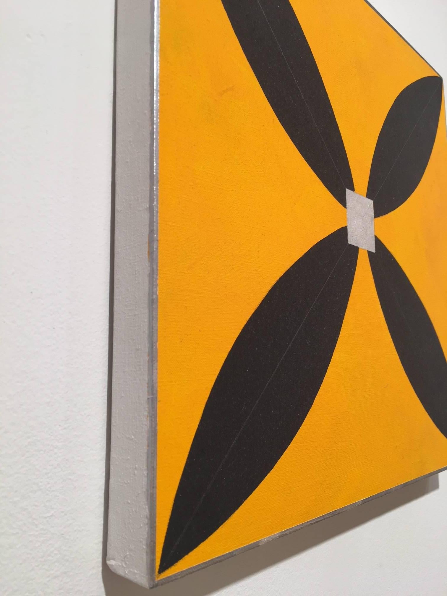 Star M2, gelbes geometrisches abstraktes flashe-Gemälde auf Leinen auf Karton (Orange), Abstract Painting, von Mary Judge