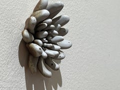 "Fiorito senza titolo", piccola decorazione da parete botanica in ceramica grigia, 3,5 x 3,5 pollici.
