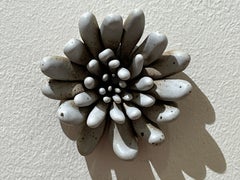 "Fiorito senza titolo", piccola decorazione da parete botanica in ceramica grigia, 3,5 x 3,5 pollici.