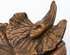 Tazza 5, plato funcional de bronce con un rostro femenino y motivos florales