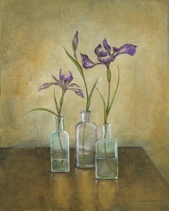 Siblings, « Purple Iris Botanical » avec trois bouteilles en verre vintage, 20 x 16