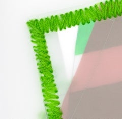Von Hand, abstrakte geometrische Collage, übereinanderliegende Transparentfolien, grüne Fasern