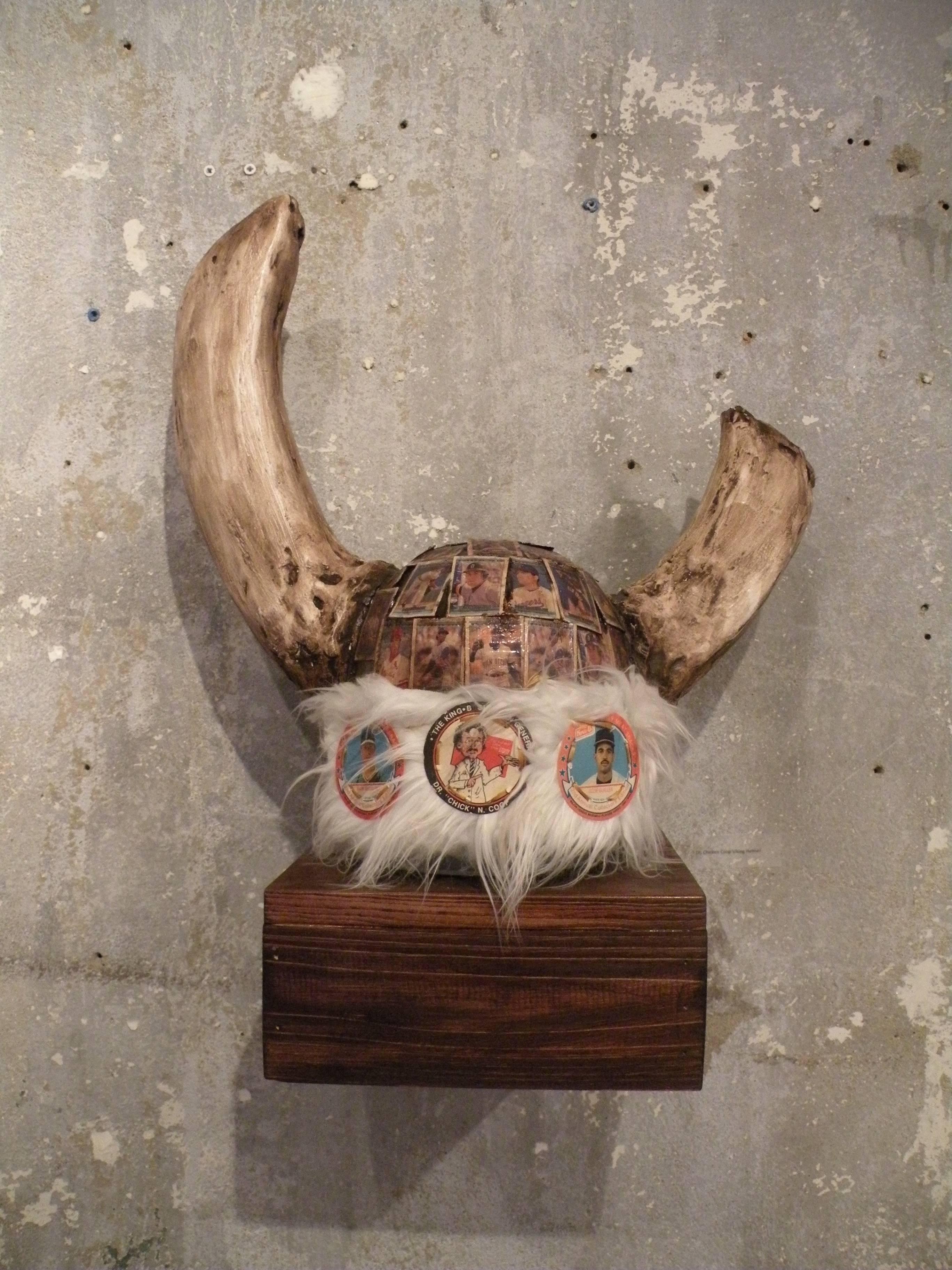 Dr. Gallinero Casco Vikingo - Mixed Media Art Contemporáneo de Joshua Goode