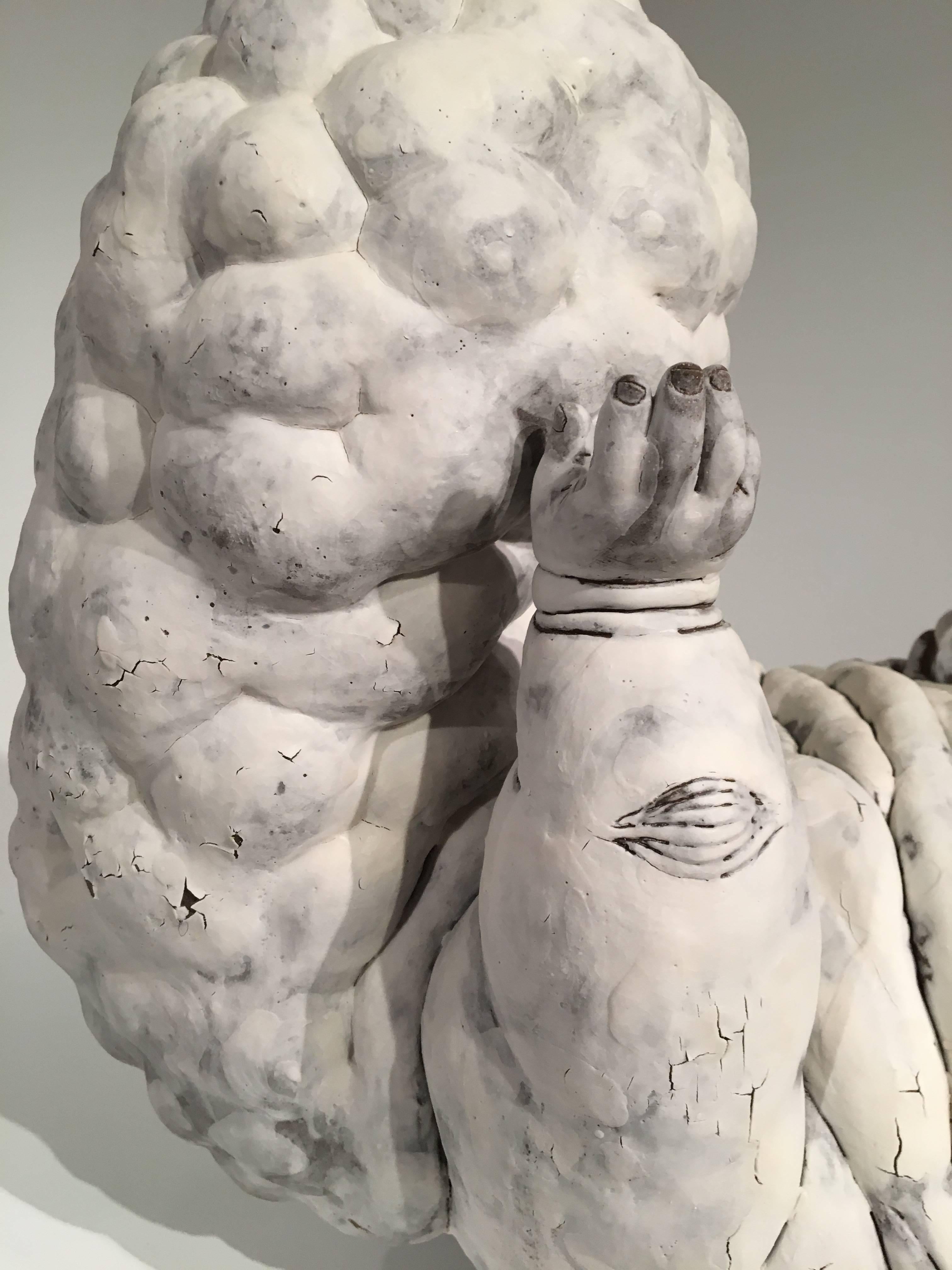 Figura de cerámica: 'Levantar' - Figurative Sculpture Gris de Kenjiro Kitade