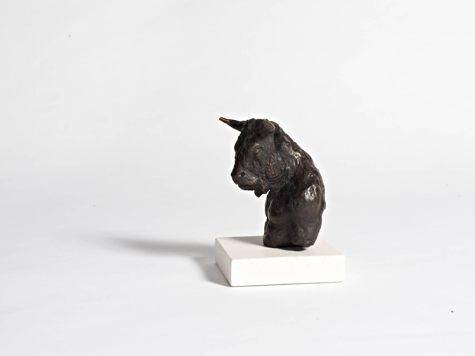 Cette sculpture mythologique en bronze, buste de minotaure, créée avec imagination, mélange le corps d'un humain avec une tête d'animal.

Quiconque partage la fascination de Beth Carter pour la condition humaine ne peut qu'adhérer à l'invitation qui