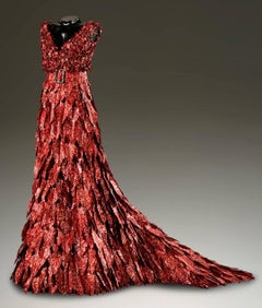Genevieve" Escultura de objetos encontrados en técnica mixta de un vestido rojo