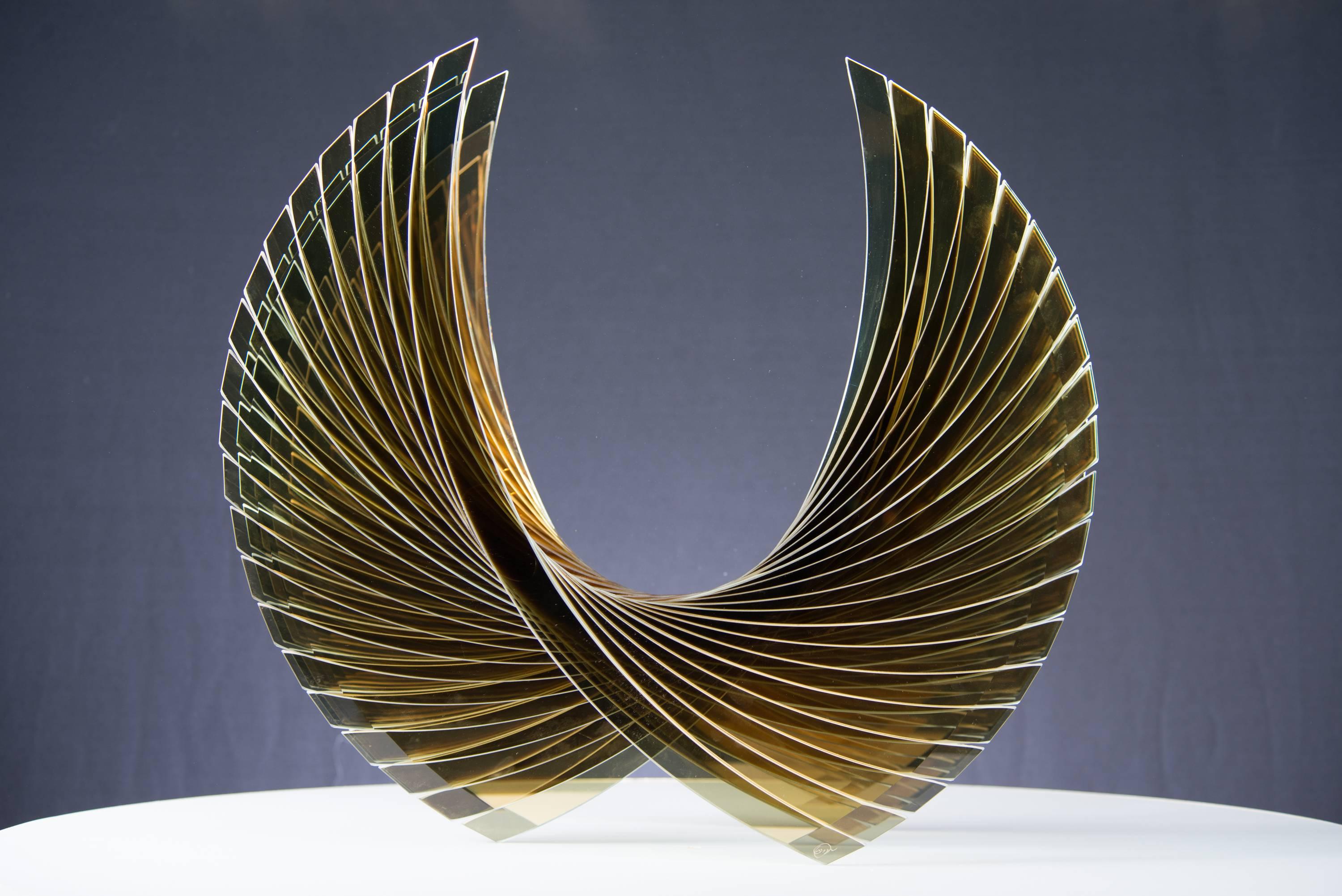 Sculpture en verre fusionné, taillé et poli « ailes en ambre doré » en vente 2
