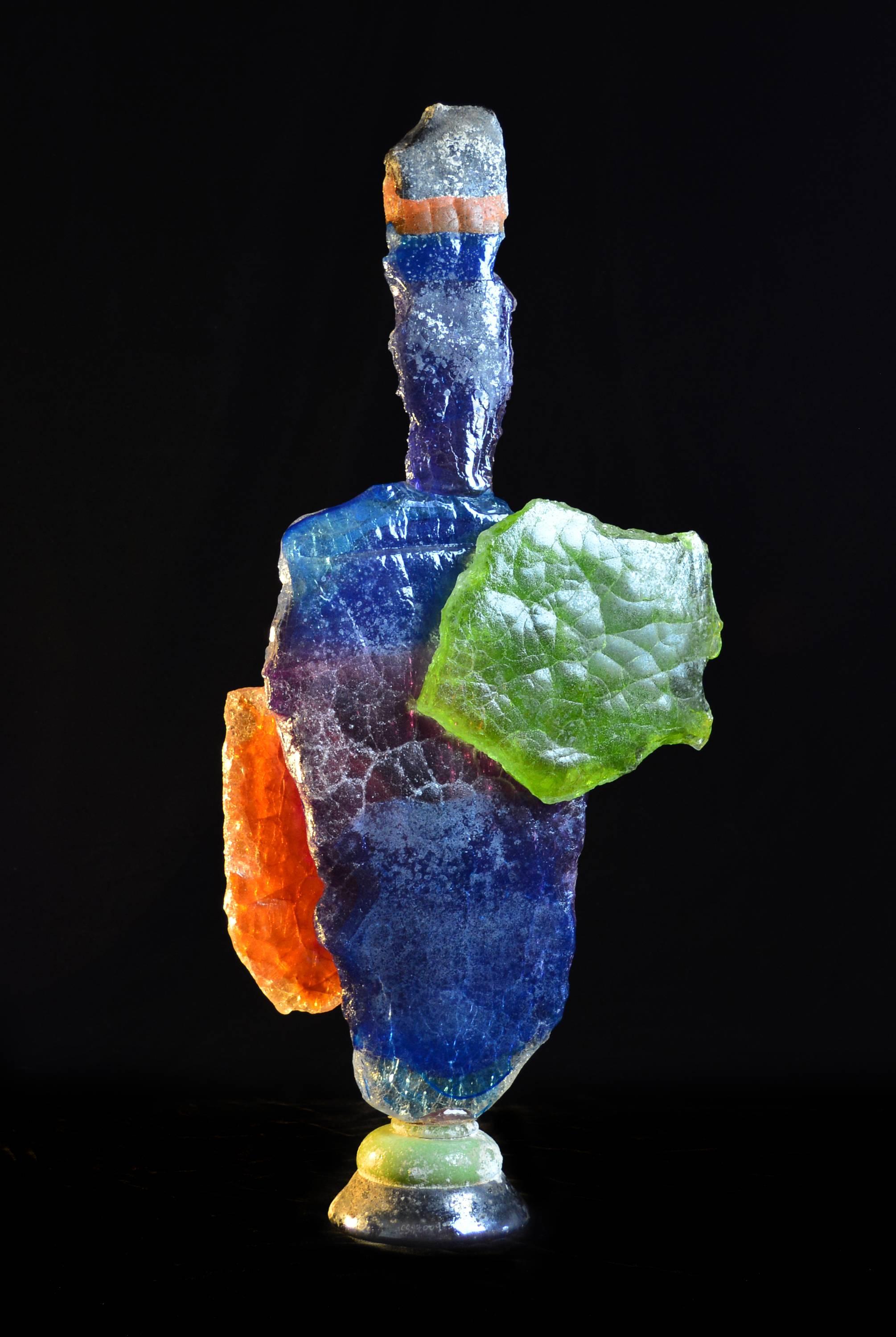 Figurative Sculpture de Louis Sclafani - Escultura de vidrio abstracta "Botella de esquirlas