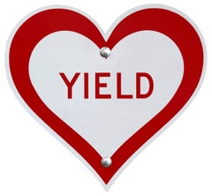 Yield Heart II - Scultura da parete ispirata ai cartelli stradali in acciaio e metallo