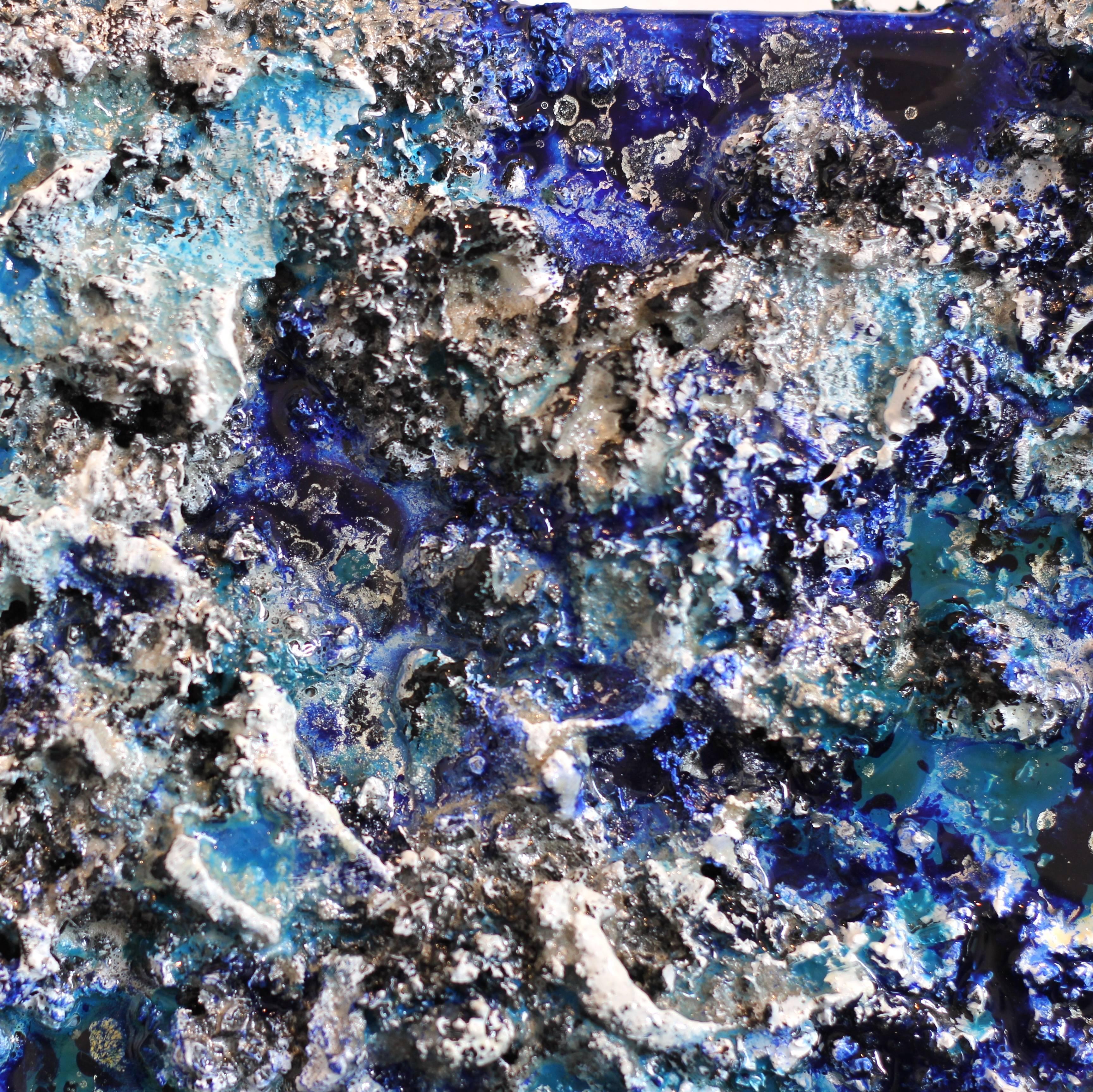 The Earth LVI - Peinture sculpturale à l'huile bleue originale, technique mixte et peinture en résine en vente 4
