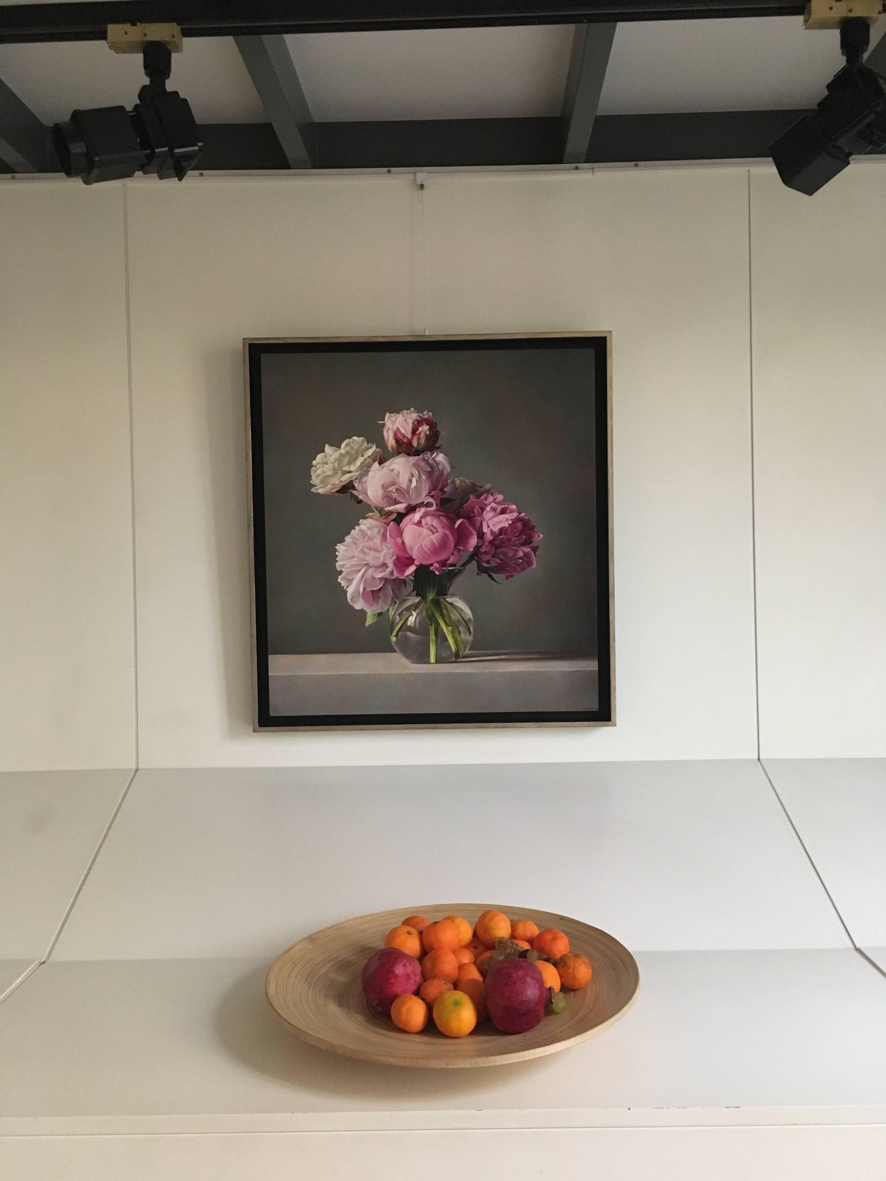 Corona’s artworks are inspired by the great masters of the 16th and 17th centuries, however, the artist is able to offer a contemporary rereading of both still life and portrait genres. The artist is therefore able to combine traditional materials