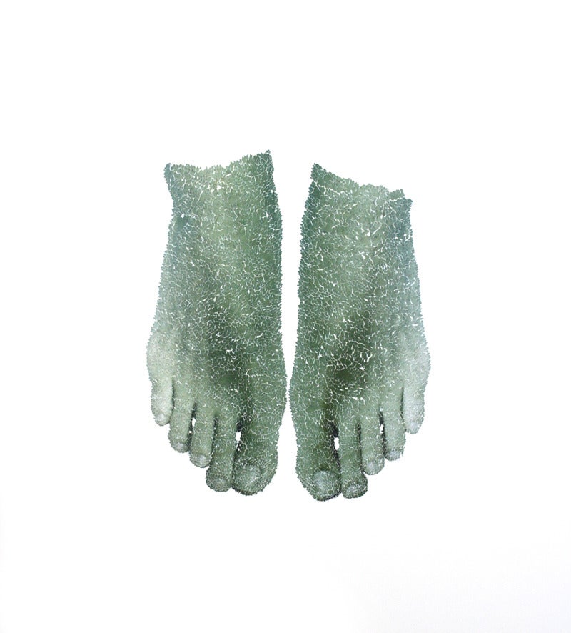Grüne Füße - Gedecktes und geklebtes Foto auf Papier - figurative Mikro-Mosaik-Collage