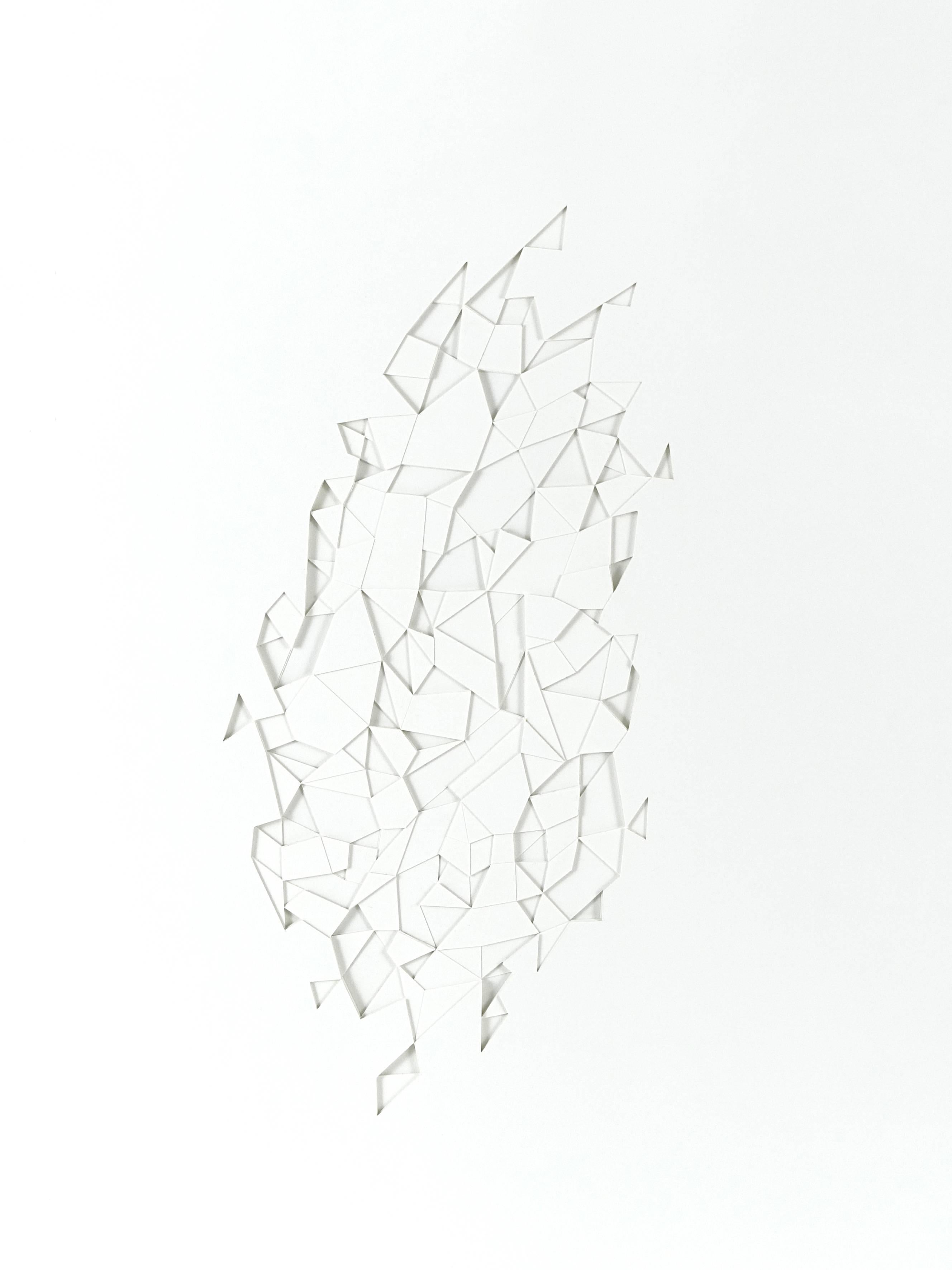 Huntz Liu Abstract Drawing – Weißes weißes, abstraktes, strukturiertes, weißes, geometrisches, handgeschnittenes, geschichtetes Papier