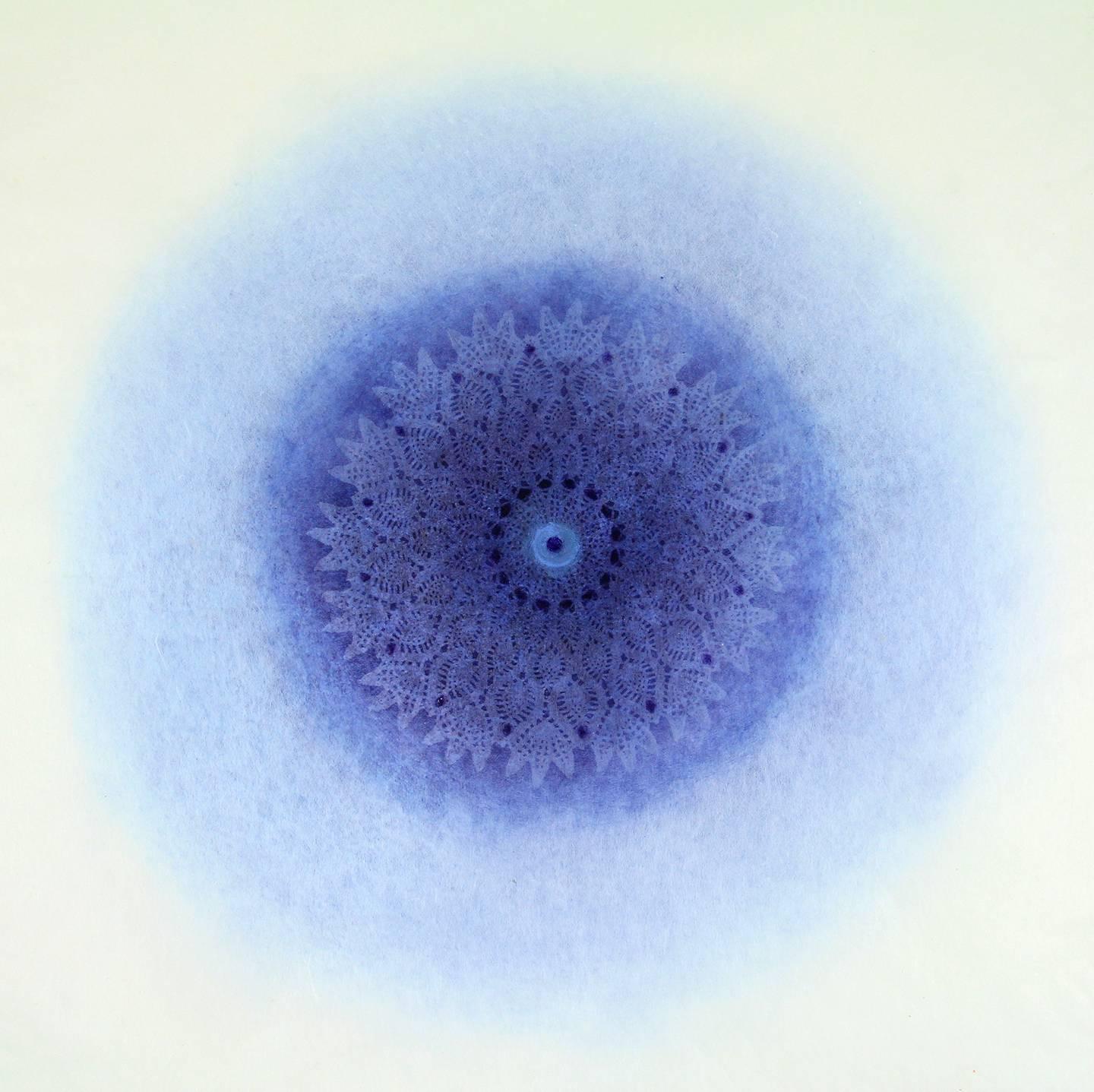 Revolution XXII - stampa geometrica astratta delicata e intricata di colore blu