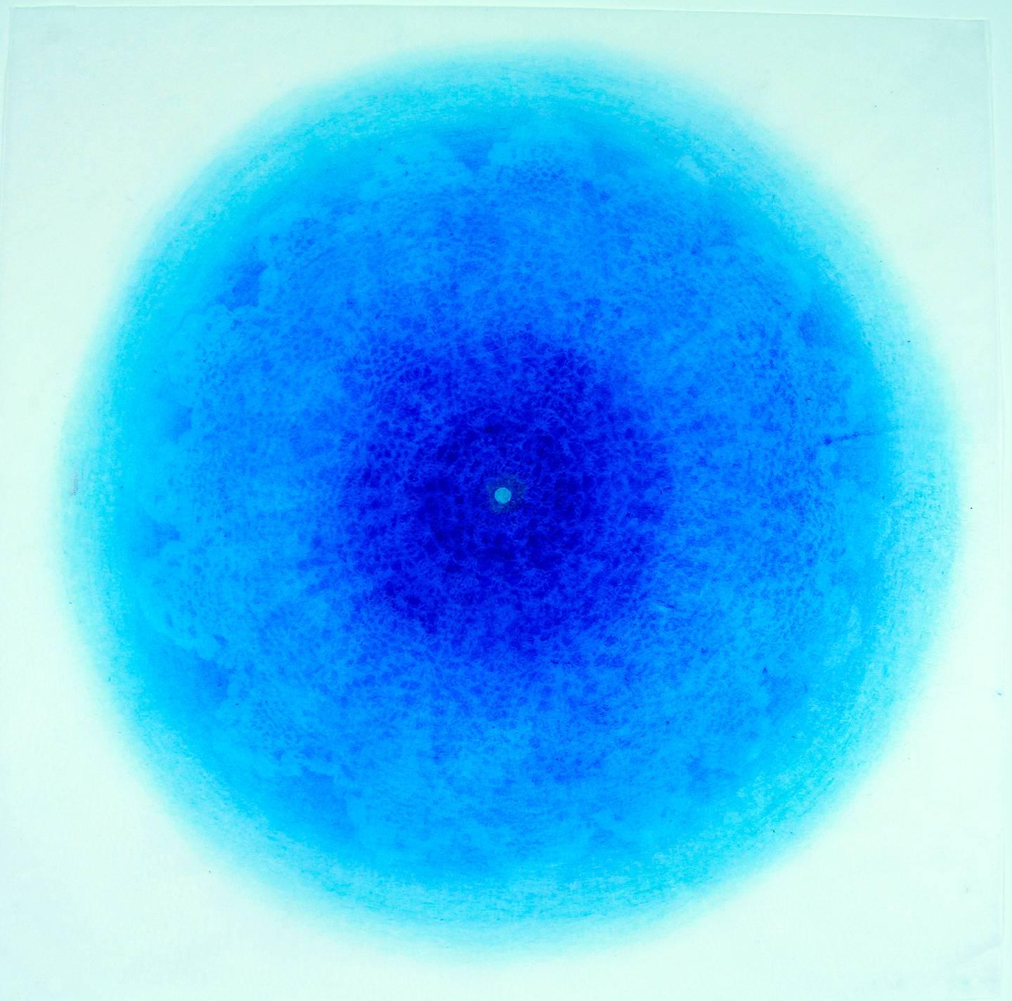 Blauer, filigraner, komplizierter, abstrakter geometrischer Druck im Laserschnitt, Jahrtausend XXVI – Mixed Media Art von Amy Sands