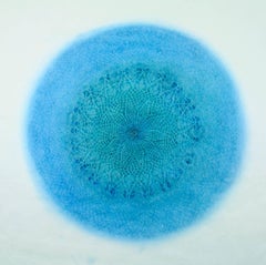 Blauer, aufwändiger, abstrakter geometrischer Kreis im Laserschnitt aus Spitze im XXXIII-Stil 
