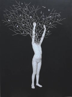 Aus Eden #7 – abstrakte menschliche Figur in Schwarz-Weiß mit zerrissener Fotografie