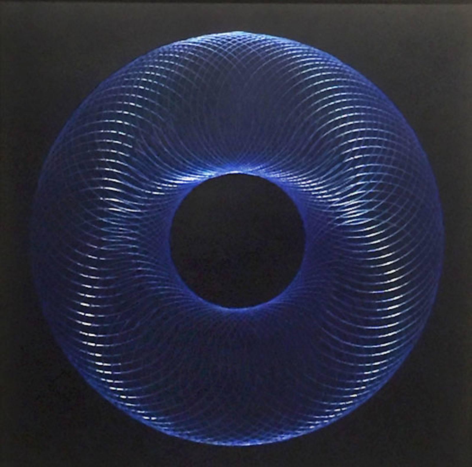 James Minden Abstract Drawing – Verge - abstrakte geometrische, holographische Lichteffektzeichnung auf Aluminium