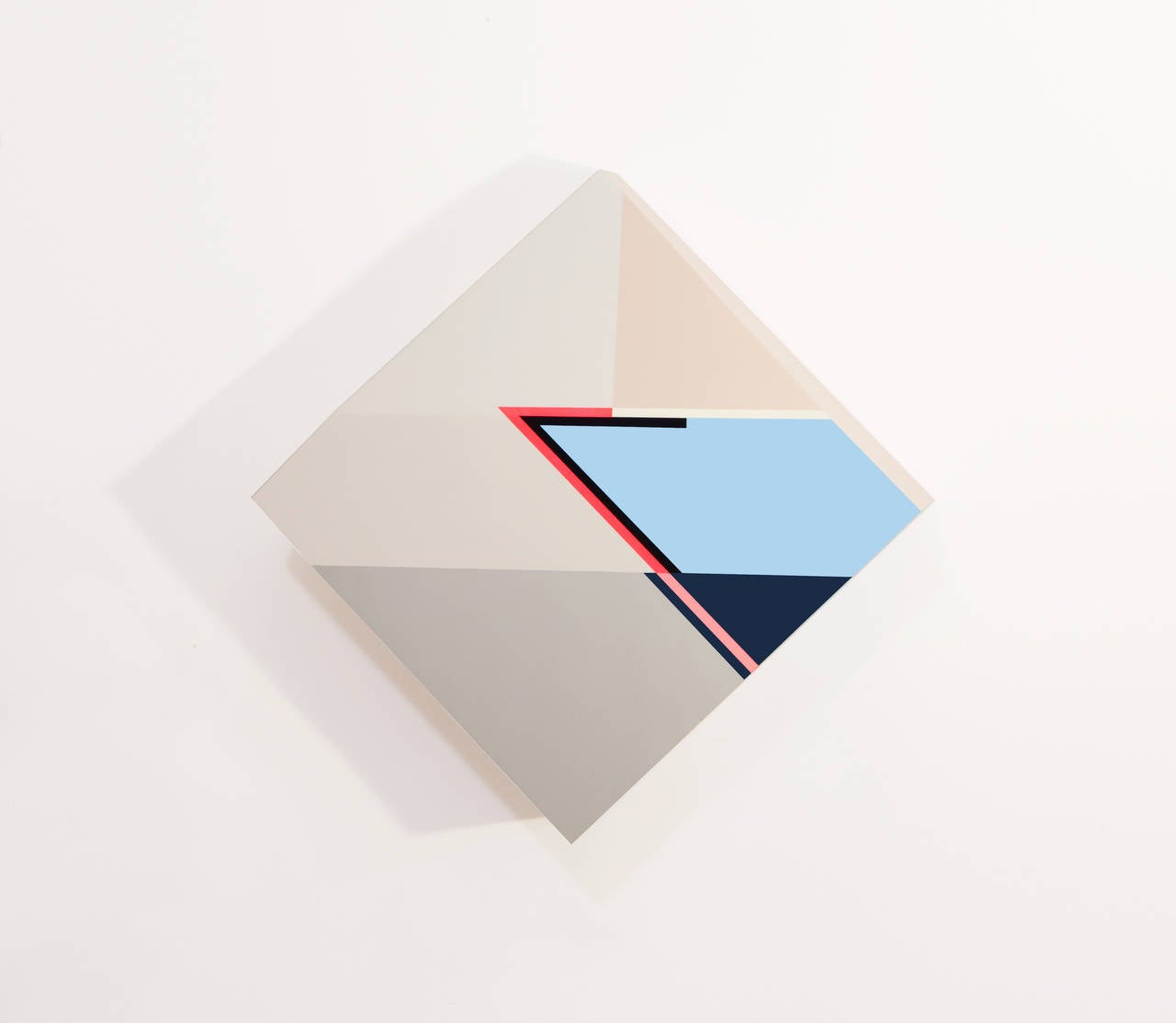 Origami #20 - Quadratisches geometrisches skulpturales Gemälde auf Holz in Blau, Creme und Rot