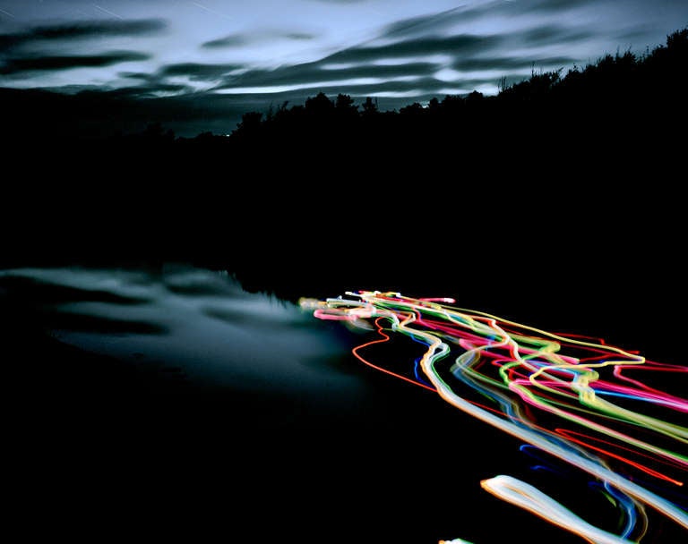 Landscape Photograph Ole Brodersen - Rubbre et ampoules à lumière n°01 - Photo de paysage contemporaine Dawn Neon Lights eau