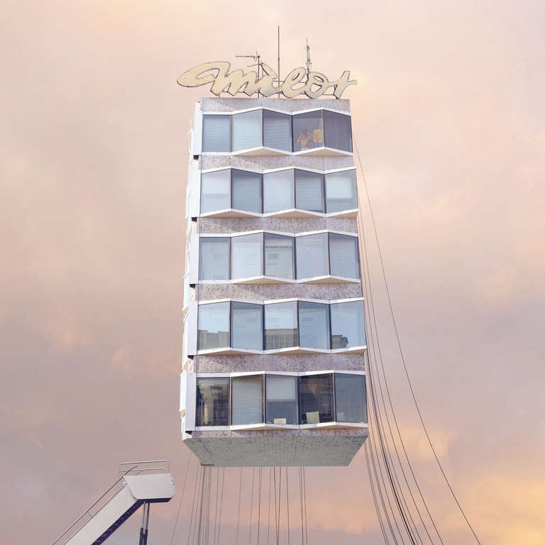 Color Photograph Laurent Chéhère - Le Voyeur - Photographie numérique couleur pastel pâle d'une maison parisienne