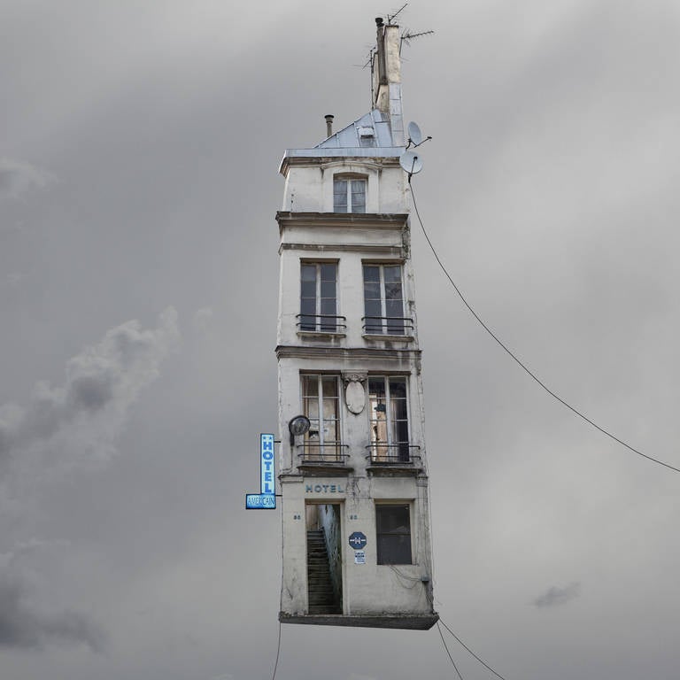 Max - fotografia stravagante a colori grigi di una casa volante di un hotel parigino - Photograph di Laurent Chéhère