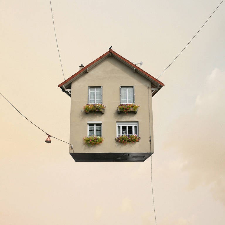 Laurent Chéhère Color Photograph – Harmonie -  Skurrile digitale Farbfotografie eines fliegenden Hauses