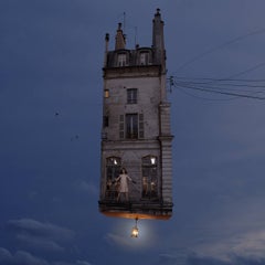 Qui êtes-vous ? Photographie numérique en couleur d'une maison parisienne volante