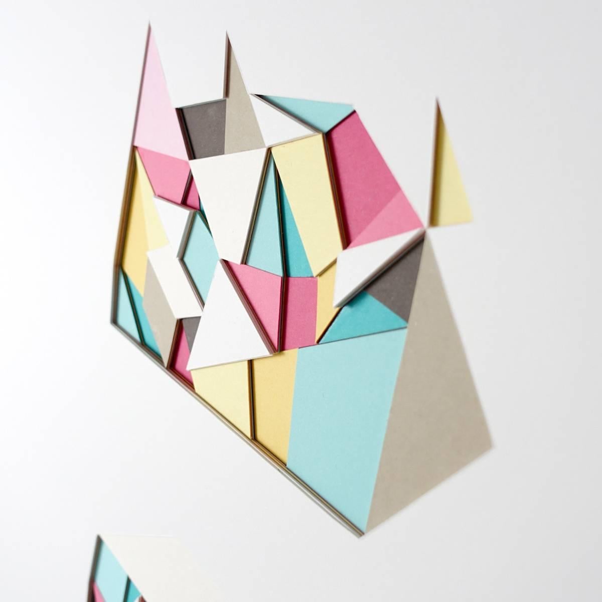 Split 2 – abstraktes, farbenfrohes, geometrisches, strukturiertes, handgeschnittenes, geschichtetes Papier – Art von Huntz Liu
