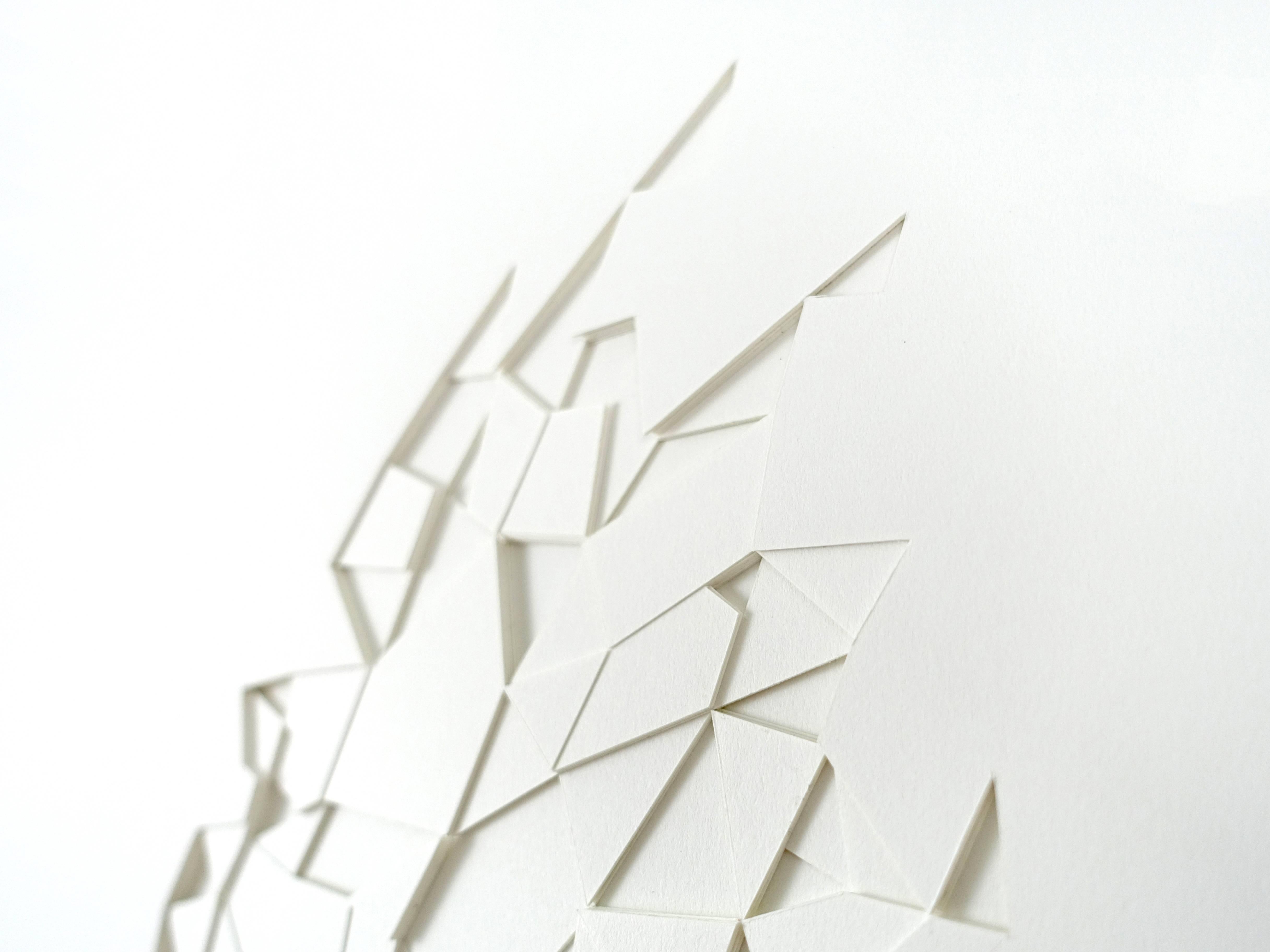 Weißes weißes, abstraktes, strukturiertes, weißes, geometrisches, handgeschnittenes, geschichtetes Papier – Art von Huntz Liu