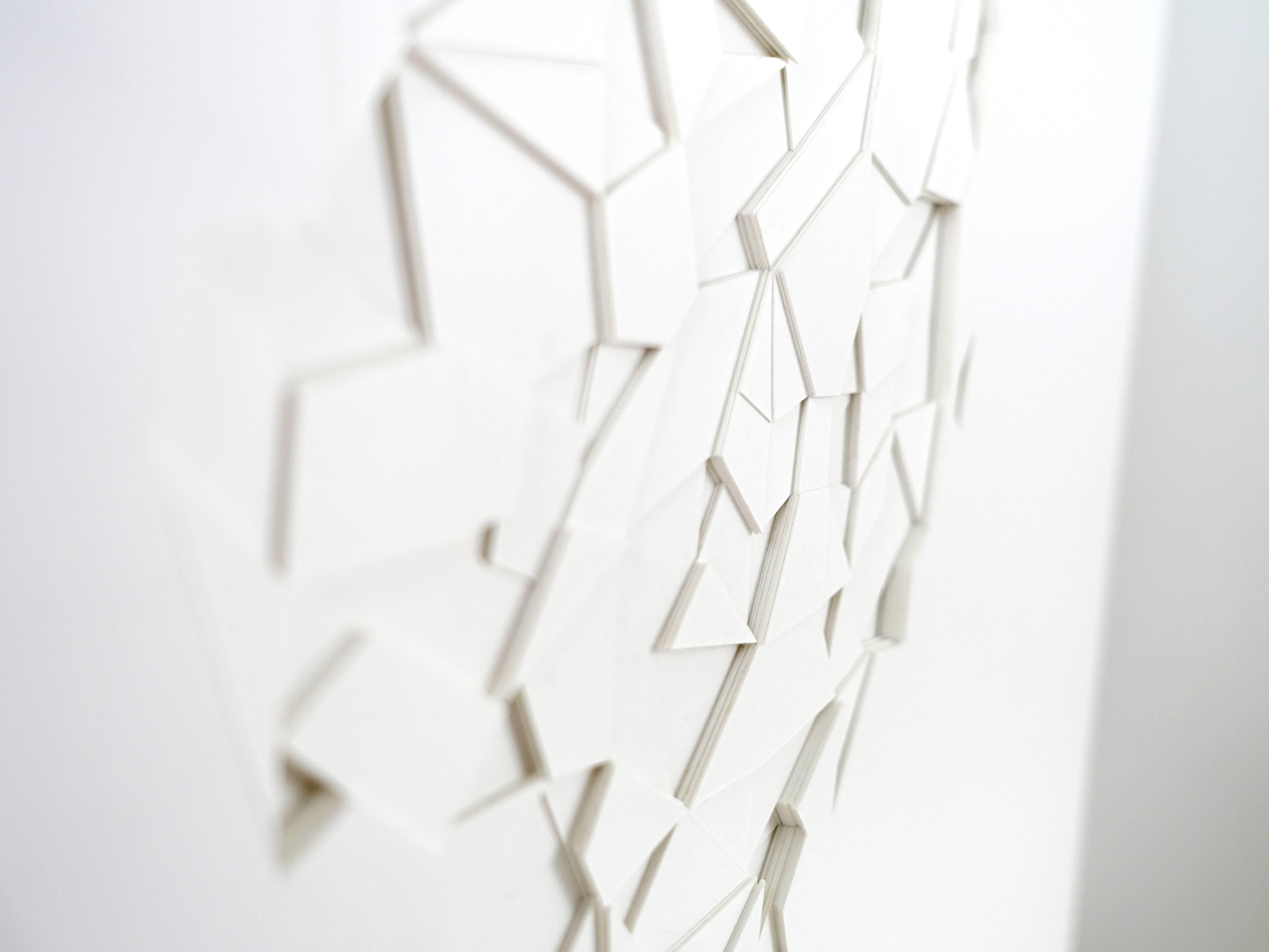 Weißes weißes, abstraktes, strukturiertes, weißes, geometrisches, handgeschnittenes, geschichtetes Papier (Zeitgenössisch), Art, von Huntz Liu