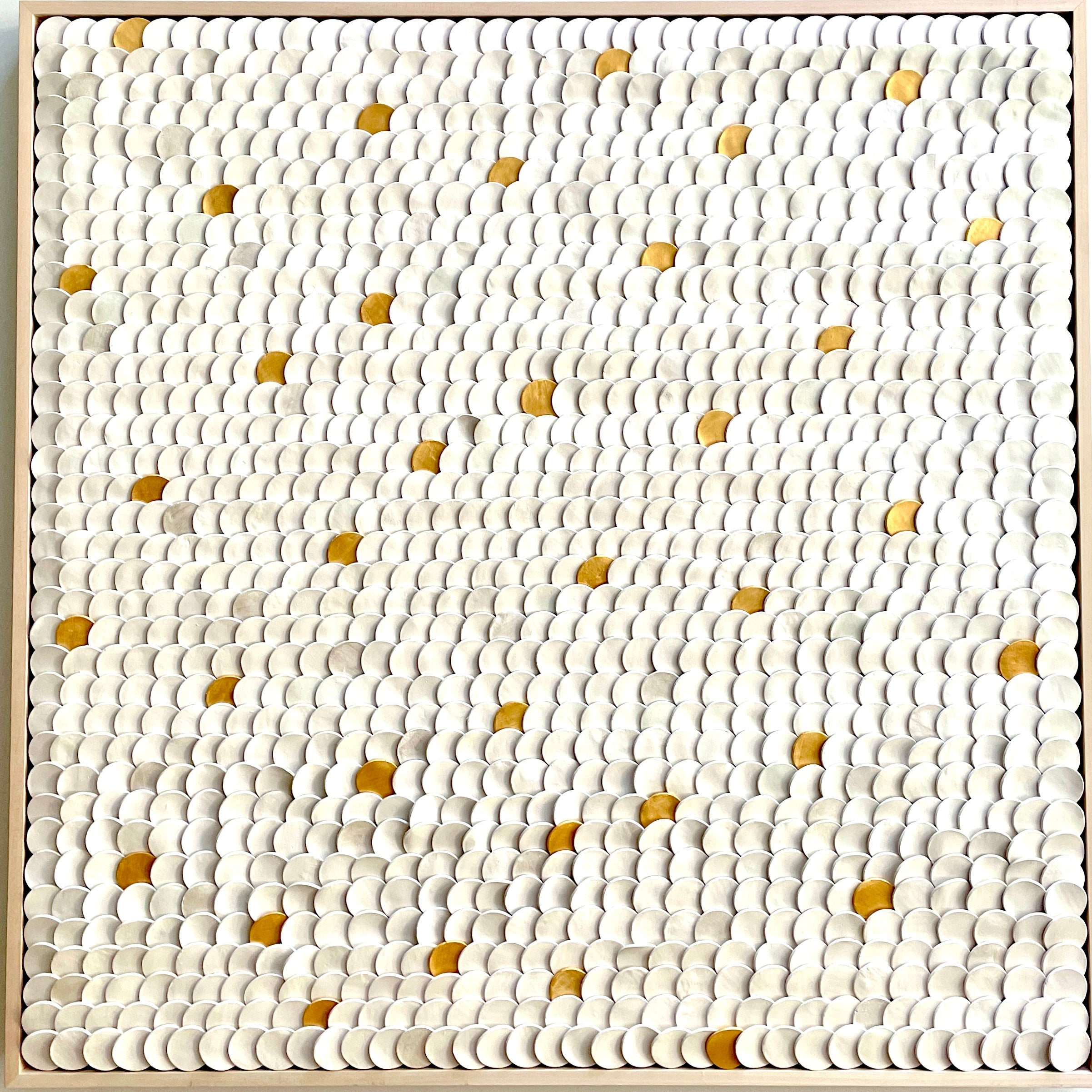 Squamae III  3D-Abstrakte geometrische Keramik-Wandkomposition aus Weißgold – Mixed Media Art von Marie Laforey