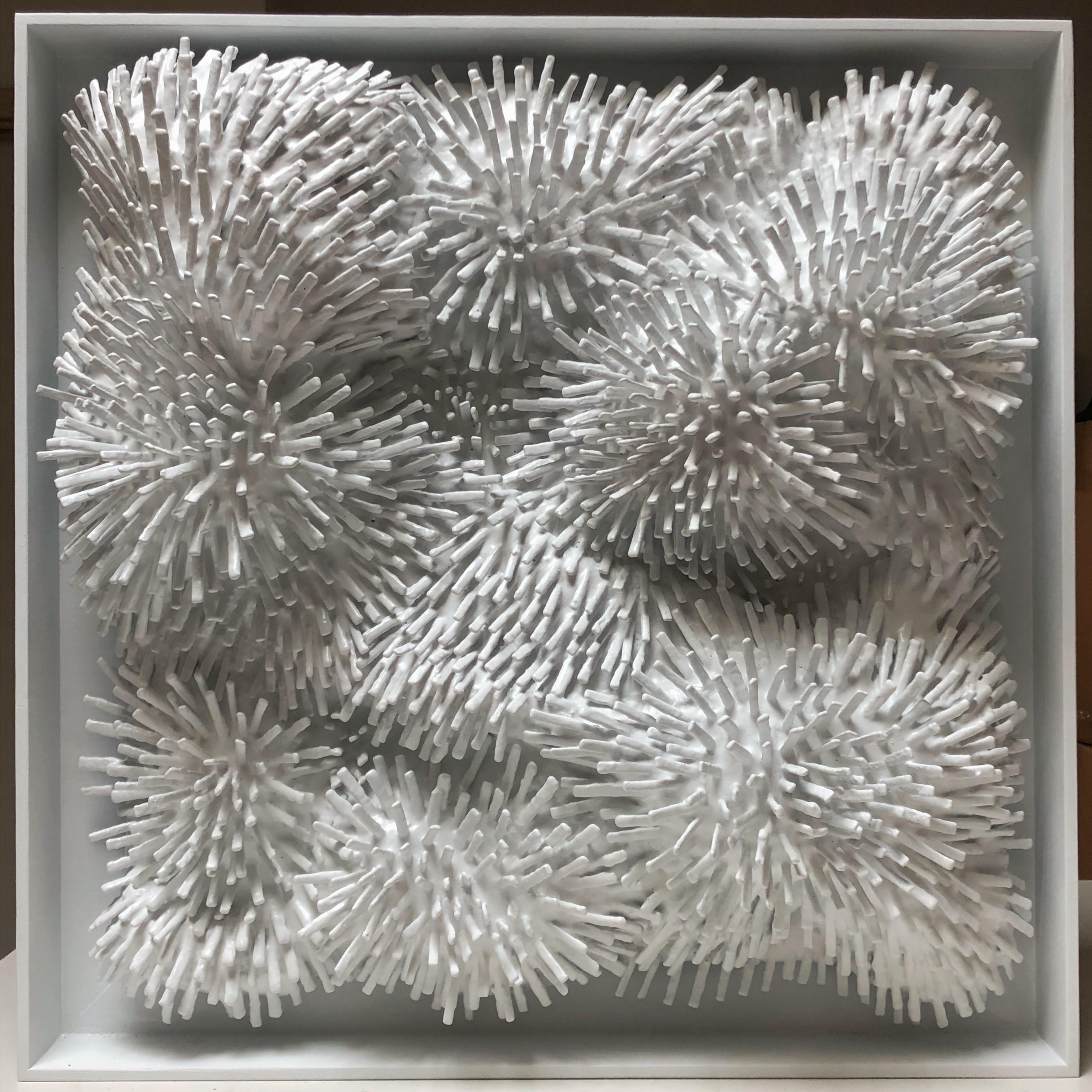 Weiß White Burst - 3D- organische, zeitgenössische, abstrakte Wandskulptur aus Schaumstoff