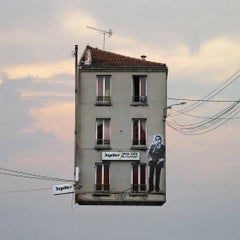 Gainsbourg – Digitale, skurrile Farbfotografie eines fliegenden Pariser Hauses