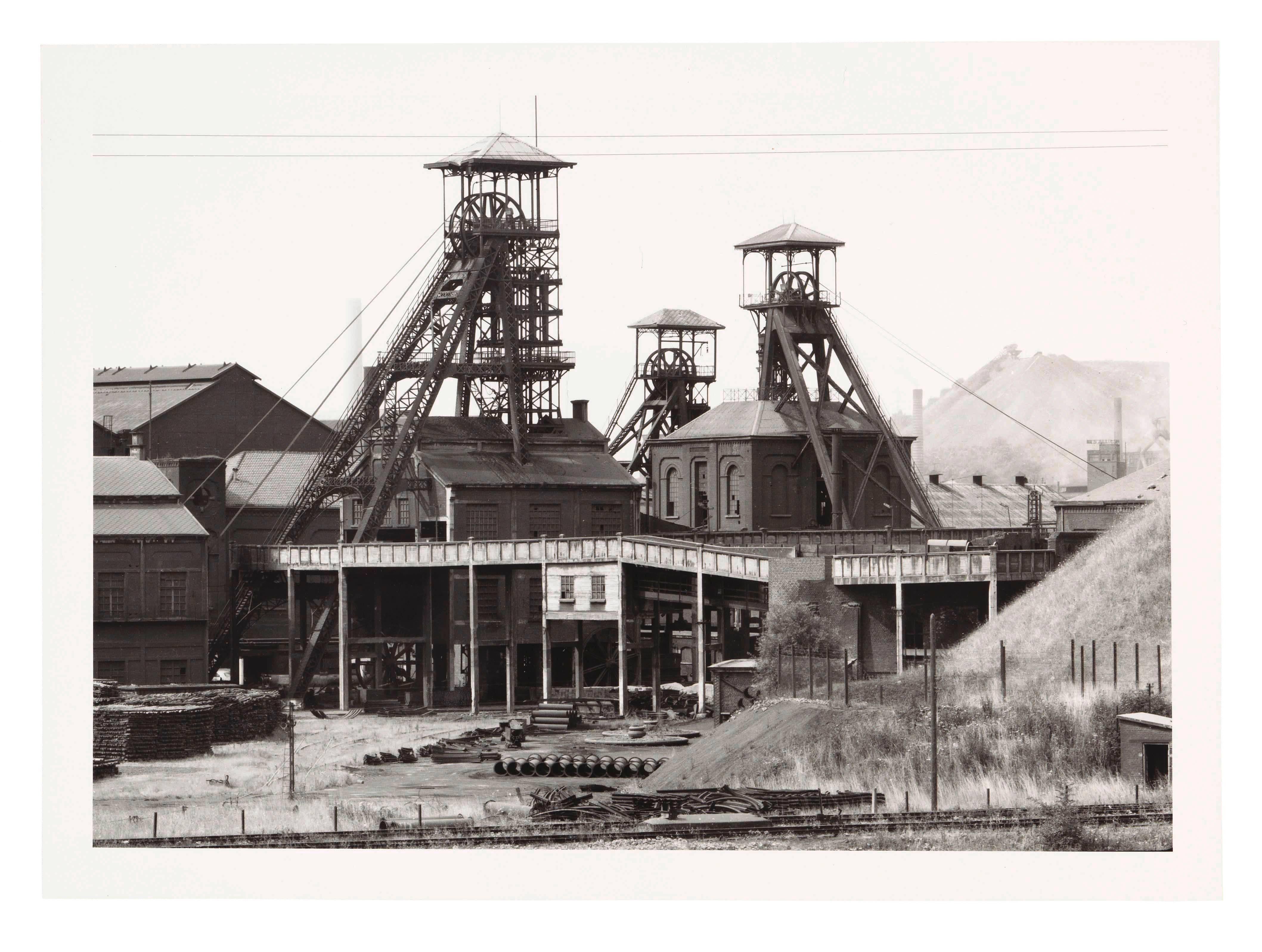 »Puits Monceau Fontaine n°18, Charleroi, Belgien« - Photograph by Bernd and Hilla Becher