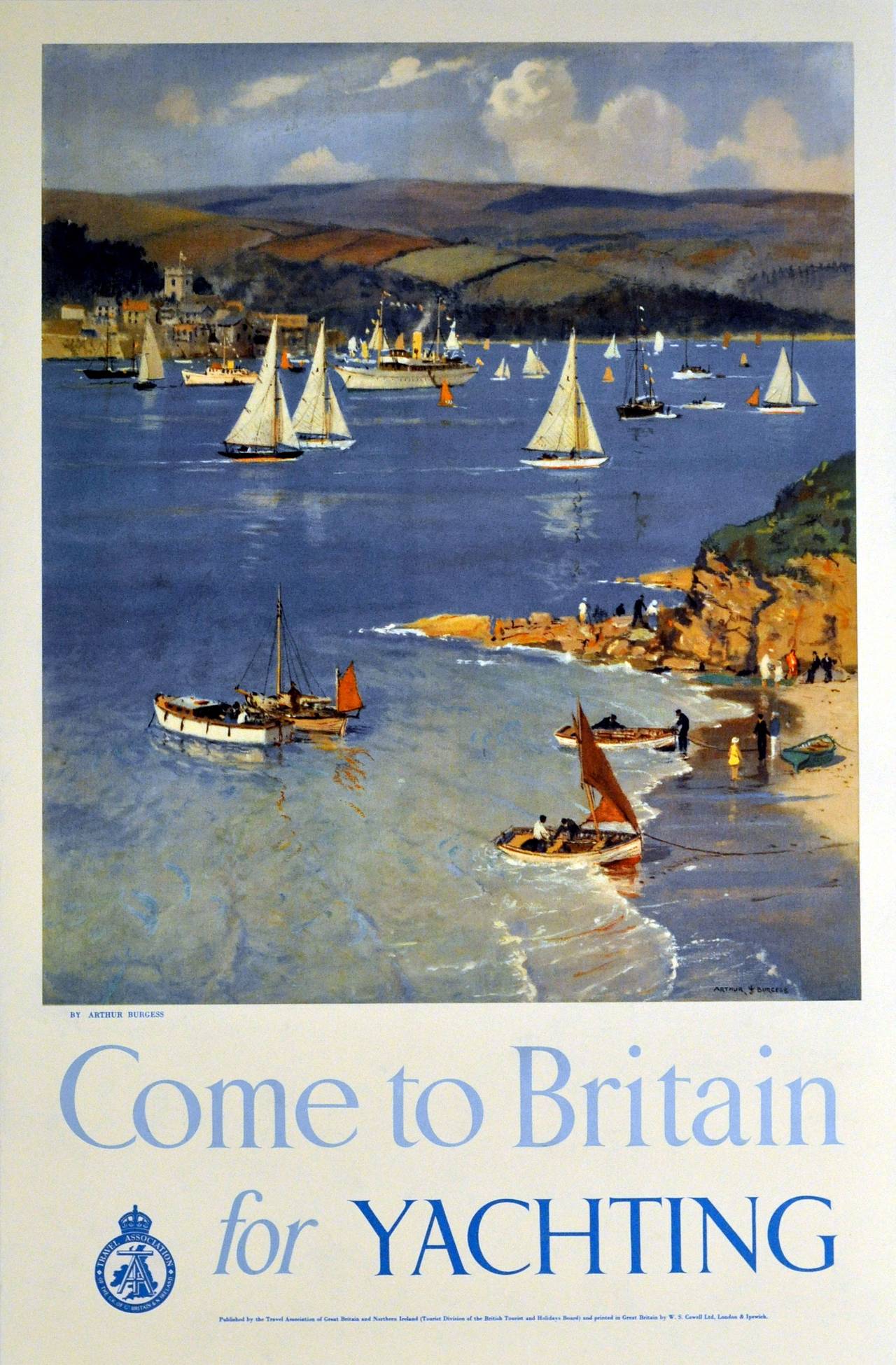 Affiche de voile vintage originale : Venez en Grande-Bretagne pour faire du yachting. Grande image panoramique de voiliers sur l'eau avec des collines en arrière-plan et des personnes sur une plage, œuvre d'Arthur Burgess (Arthur J. Wetherall