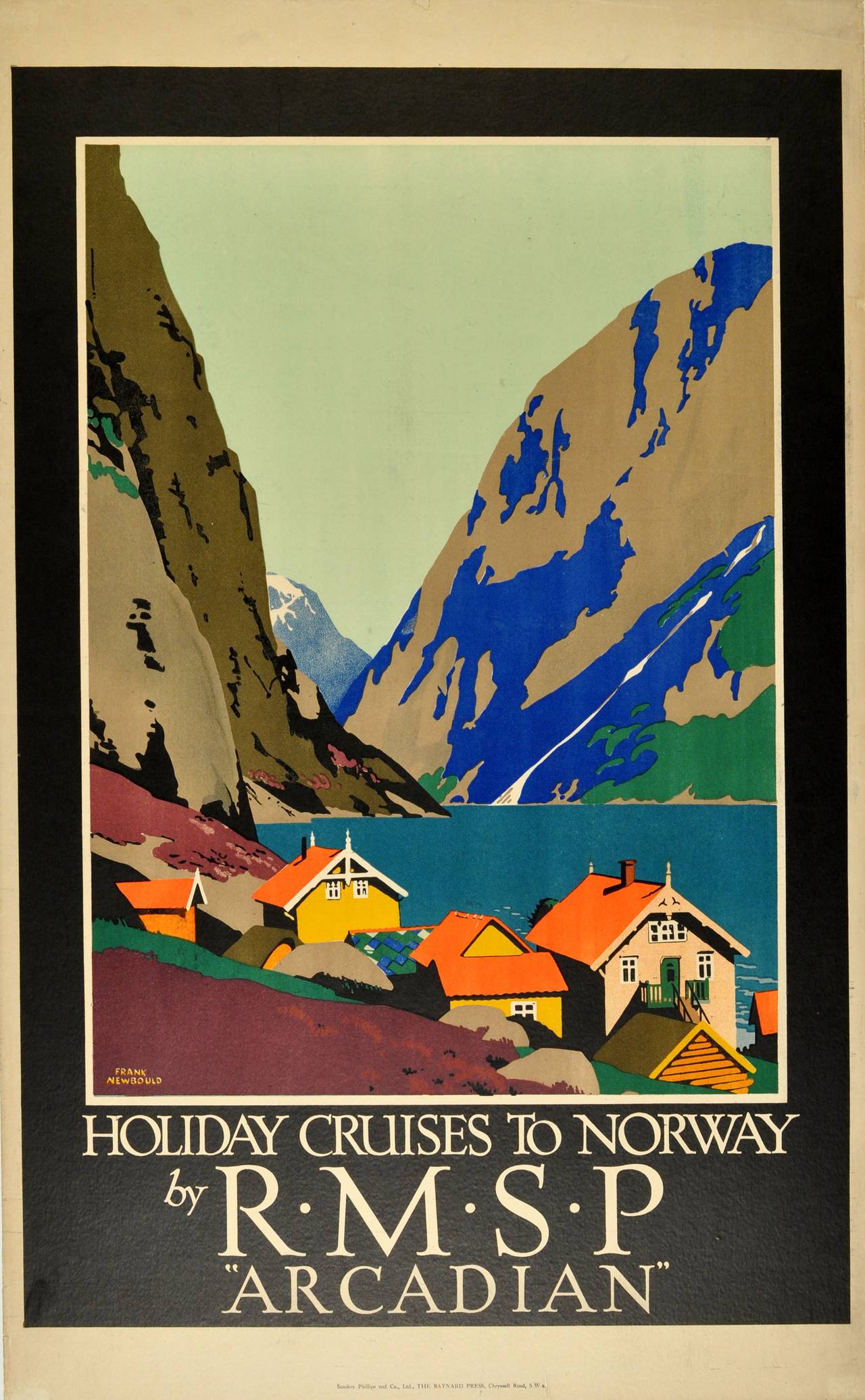 Original Vintage-Reiseplakat „ Holiday Cruises to Norway“ von R.M.S.P. Arcadian:: Original. Bild eines norwegischenfjords mit bunten Häusern im Vordergrund und dramatischen Hügeln:: die aus dem Stillwasser auf beiden Seiten erheben:: von denen einer