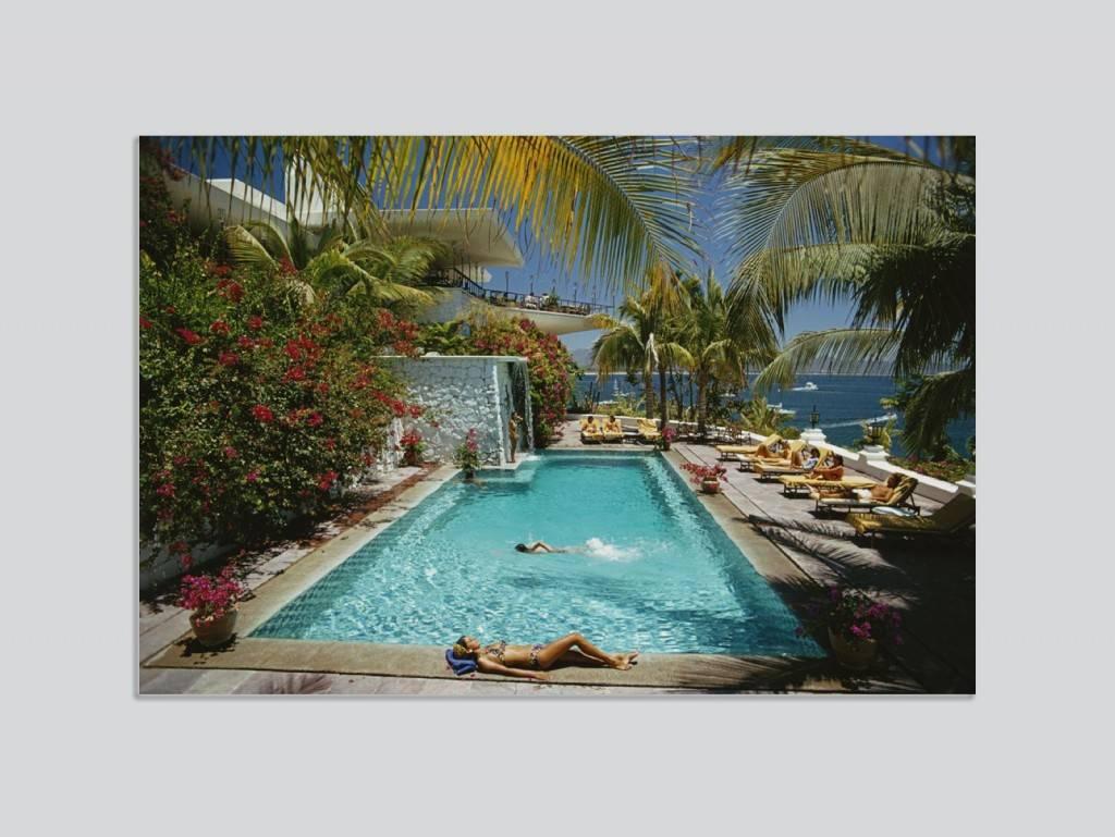 Slim Aarons Figurative Photograph - 'Pool At Las Hadas' (Chromaluxe Aluminium Print)