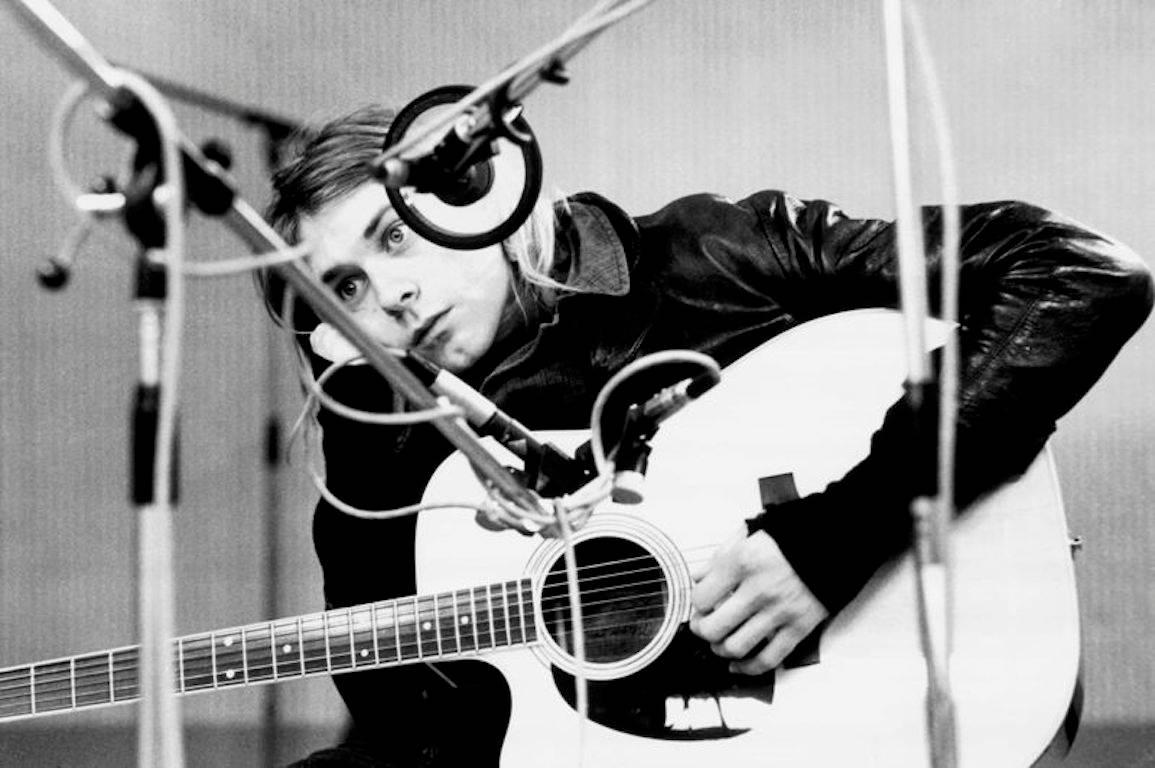 Michael Linssen Figurative Photograph – „Cobain ruht auf seiner Gitarre“ (Silbergelatinesilberdruck)