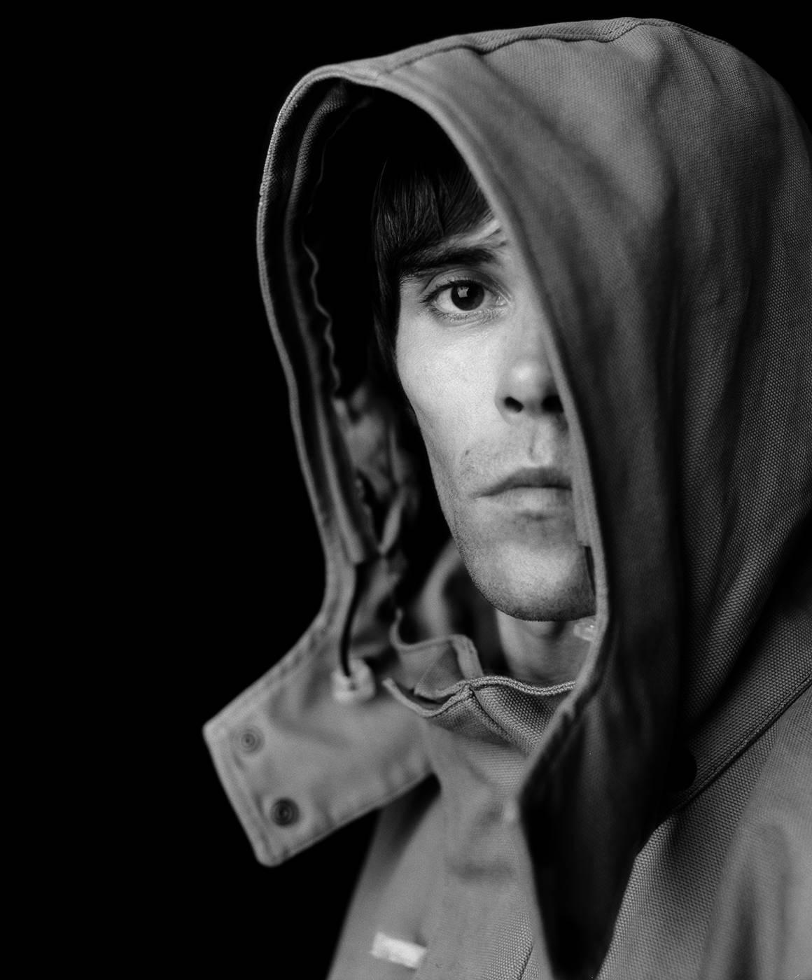 Jamie Beeden Black and White Photograph – „Ian Brown Of The Stone Roses“ (Silber-Gelatine-Druck Limitierte Auflage)