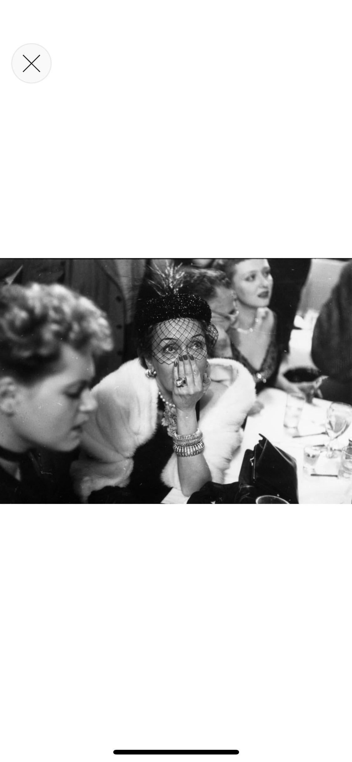 Une attente imprimée à la gélatine argentique - Édition estampillée Estate Stamped (1951) - Noir Black and White Photograph par Slim Aarons