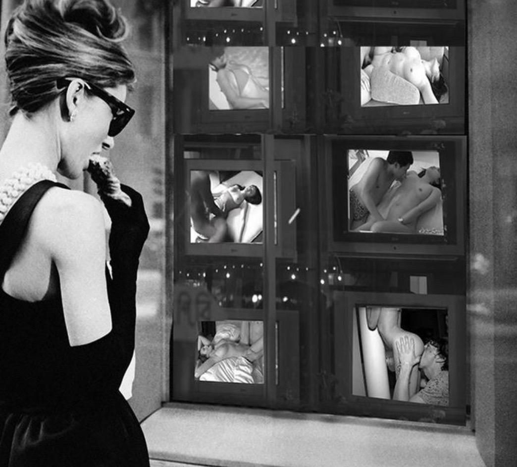 Just Looking II par B A T I K   POP ART - Édition limitée signée Audrey Hepburn  - Noir Color Photograph par BATIK
